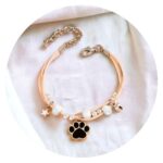 Veterarmband met kraaltje en pootafdruk