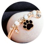 Veterarmband met kraaltje en pootafdruk