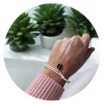 Veterarmband wit met zwart klavertje zilver