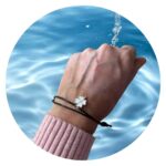 Veterarmband zwart met wit klavertje zilver