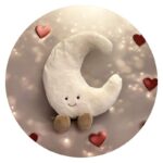 Betoverende maan met schattige voetjes