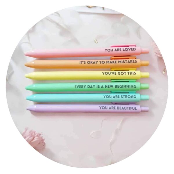 Pen in pasteltint met lieve quote