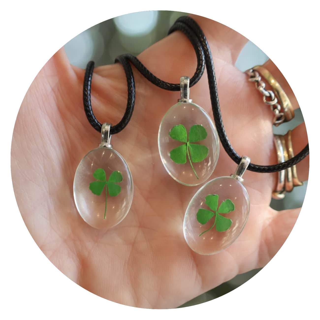 Veterketting met ovalen hanger met echt klavertje vier Veterketting met ovalen hanger met echt klavertje vier