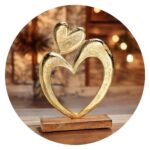 Goudkleurige harten op houten voet
