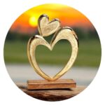 Goudkleurige harten op houten voet