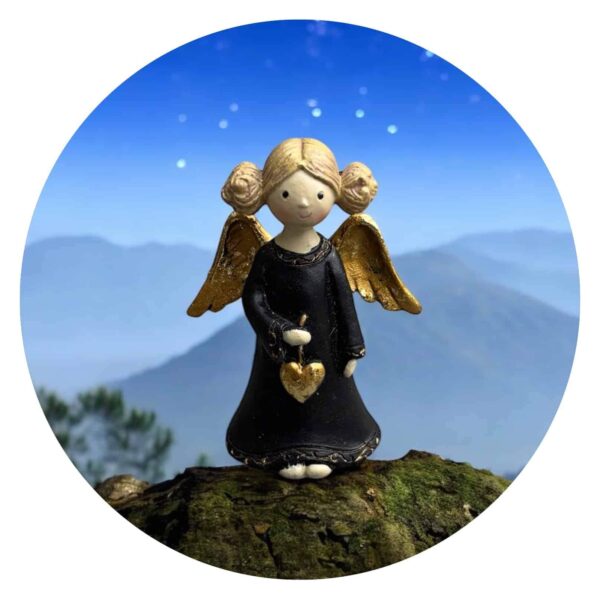 Engeltje met twee knotjes en hartje klein