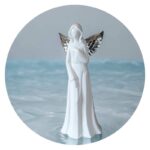 Keramieken engel met led lichtje hand op hart