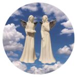 Keramieken engel met led lichtje met boek of hand op hart