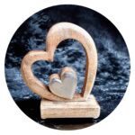 Robuust houten hart met klein hartje