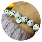 Armband dobbelstenen met hartje wit