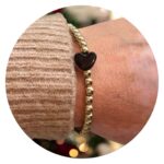 Armband gouden kraaltjes en zwart hartje