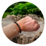 Armband platte zwarte kraaltjes en gouden ringetjes