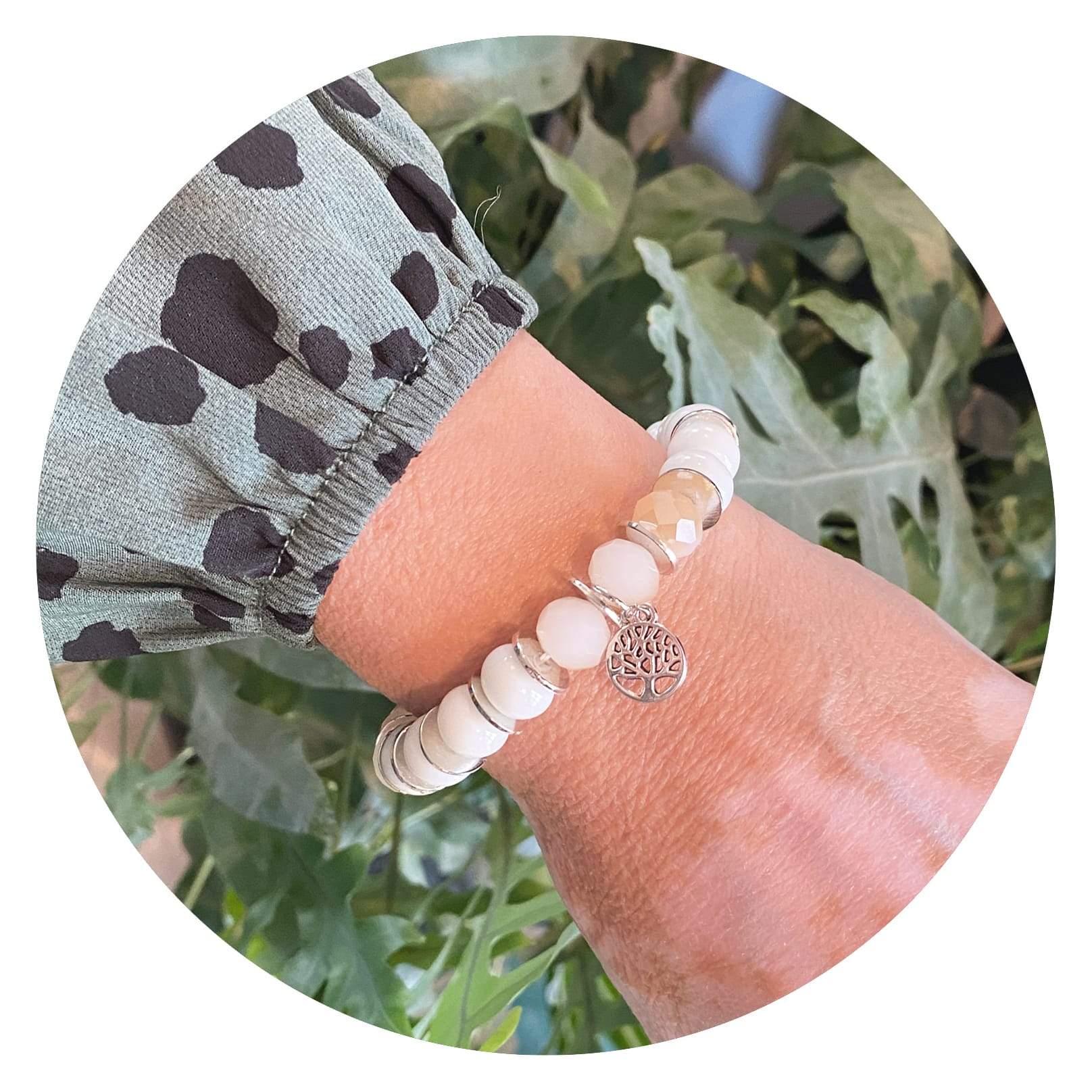 Armband met witte en cremekleurige kralen en levensboom Armband kralen met levensboom