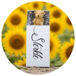 Beertje in een doosje met de tekst 'Sterkte' tegen een achtergrond van zonnebloemen.