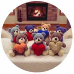 Gehaakt beertje groep van 7 voor de open haard