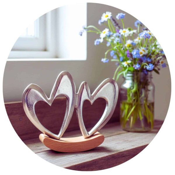 dubbel hart op houten schommel met bloemen