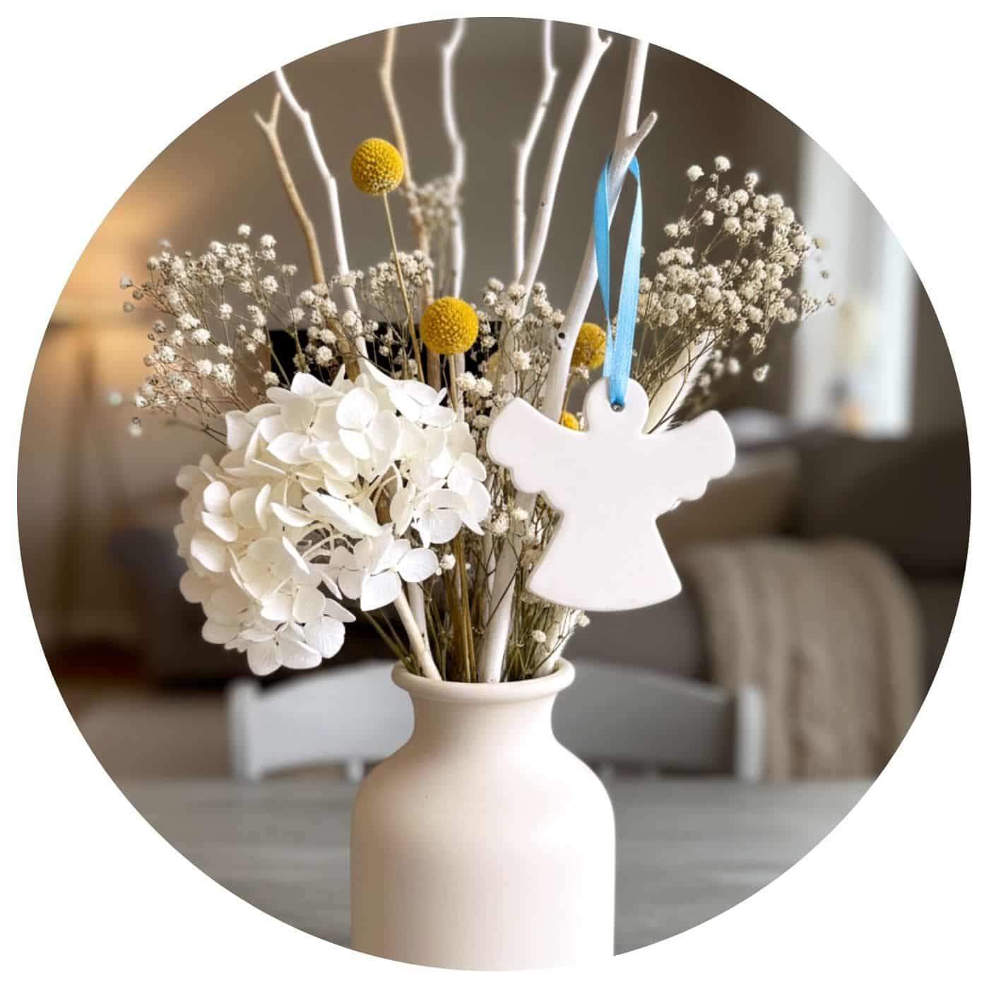 Engel-blauwe-lint-sfeervol Keramieken engel met blauw lint hangend in een boeket met droogbloemen