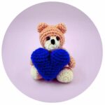 gehaakt beertje roze met blauw hart