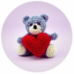gehaakte beertje blauwgrijs met rood hart