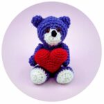 gehaakte beertje donkerblauw met rood hart