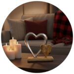 twee harten metaal en hout met kaarsen