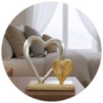 Twee harten metaal en hout in slaapkamer