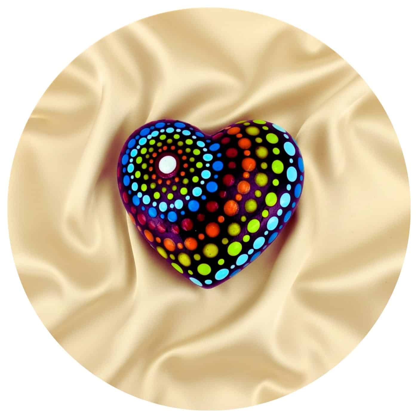 Hartje-dot-painting-zijde Houten hartje met dot painting op een beide zijden gedrapeerd laken.