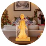 houten engel met metalen vleugels in kerstsfeer