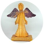 grote houten engel met metalen vleugels