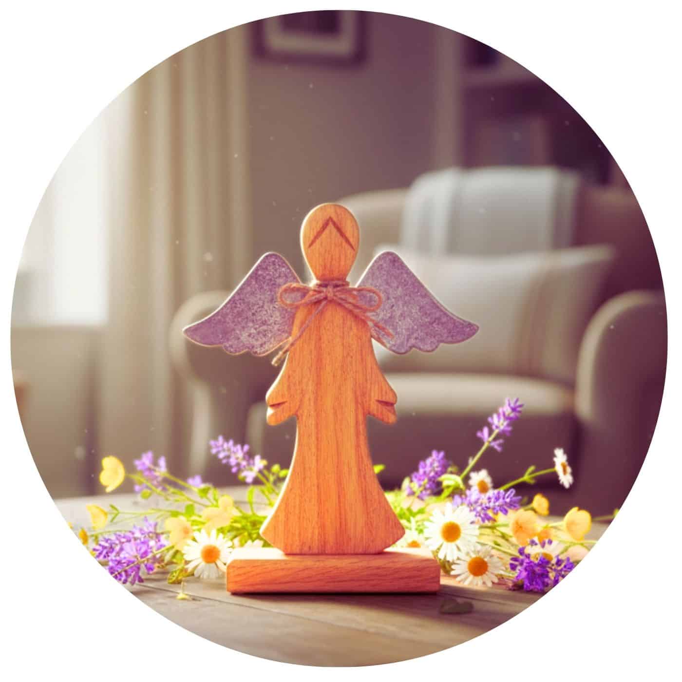 Houten-engel-metalen-vleugels-bloemen Grote houten engel met metalen vleugels omringd door bloemen