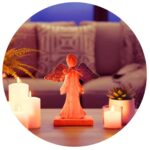 grote houten engel met metalen vleugels omringd door kaarsen