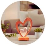 Robuuste houten hart met klein metalen hart in woonkamer