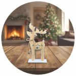 Rendier met belletjes op houten tafel