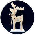 Rendier met belletjes tegen zwarte achtergrond