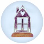 Metalen huis met hart op houten voet