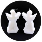 2 witte kaarsen engel met zwarte achtergrond