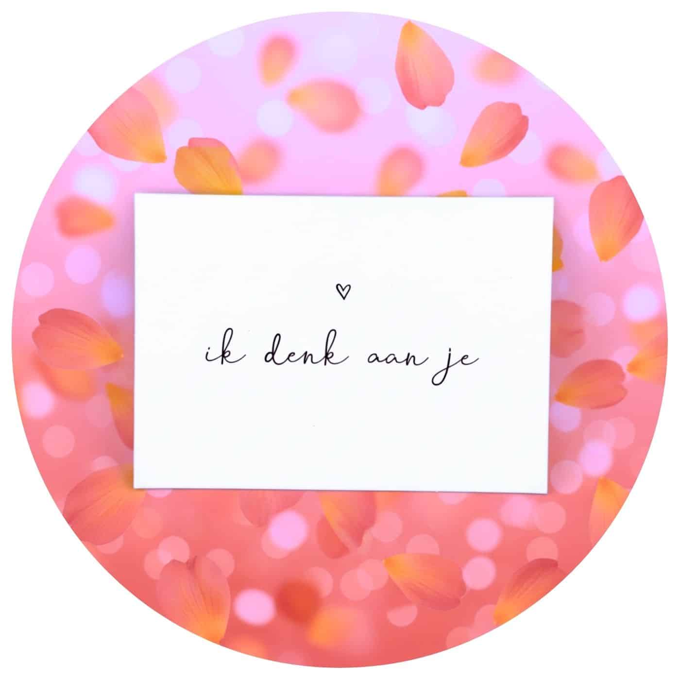 Kaart-ik-denk-aan-je-roze-bloemblaadjes Lieve kaart ik denk aan je met een roze achtergrond mer oranje bloemblaadjes