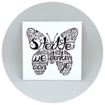 Witte kartonnen kaart met tekst Sterkte we denke aan je