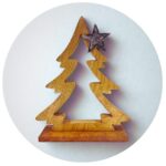 Kerstboom met ster met lichtgrijze achtergrond