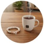 Kralenarmband met levensboom en kopje warme thee