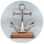 Metalen anker op houten voet