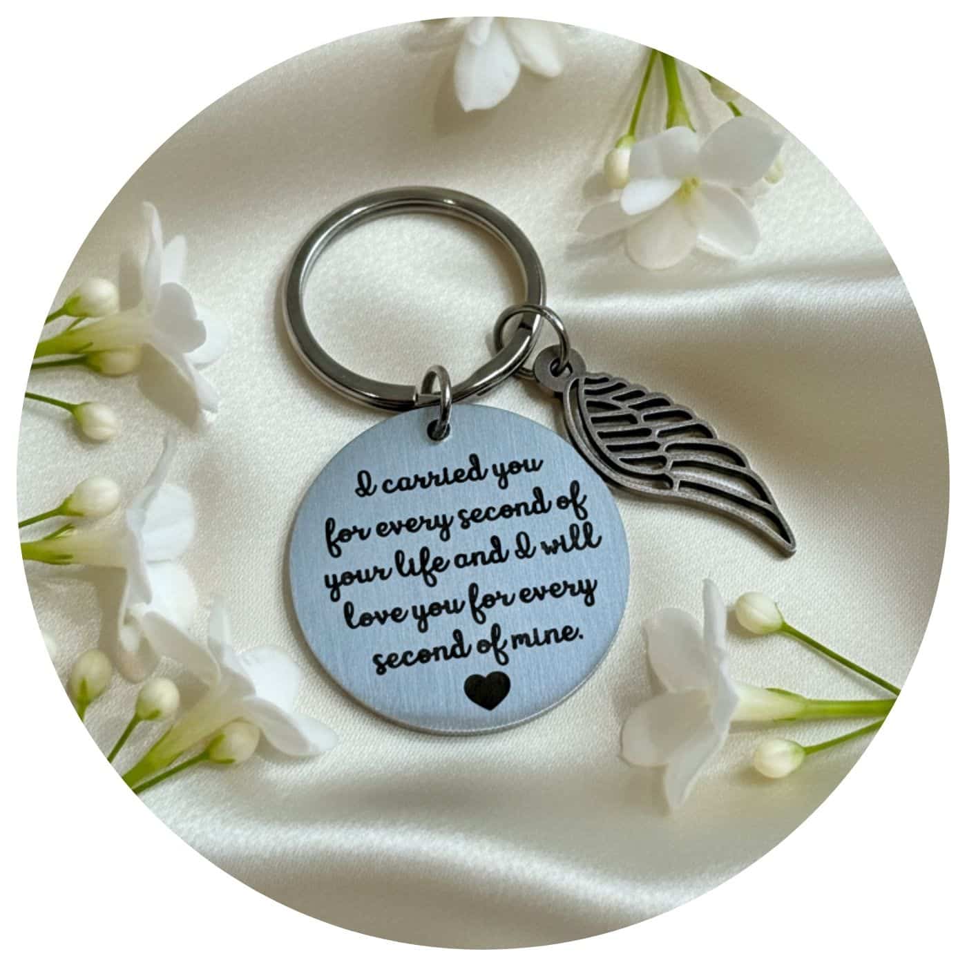 Sleutelhanger-vleugel-bloemen sleutelhanger met engelvleugel omringd door witte bloemen