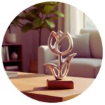 metalen tulp op houten voetstuk in een woonkamer