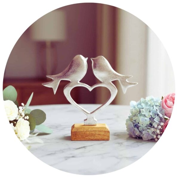 twee vogels op een hartje met bloemen omringd