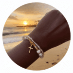 armband met kruisje bij zonsondergang