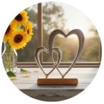 twee harten op een standaard van mangohout met zonnebloemen