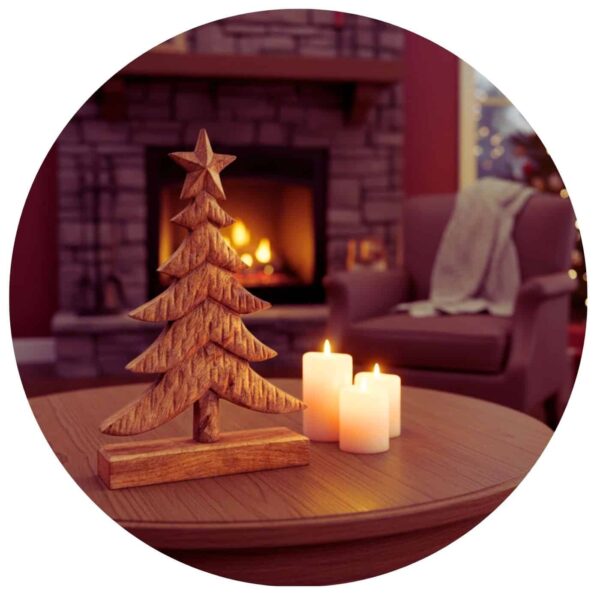 Kerstboom uit mangohout in warme woonkamer