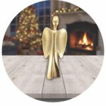 moderne engel in goudkleur met een kerstsfeer op de achtergrond